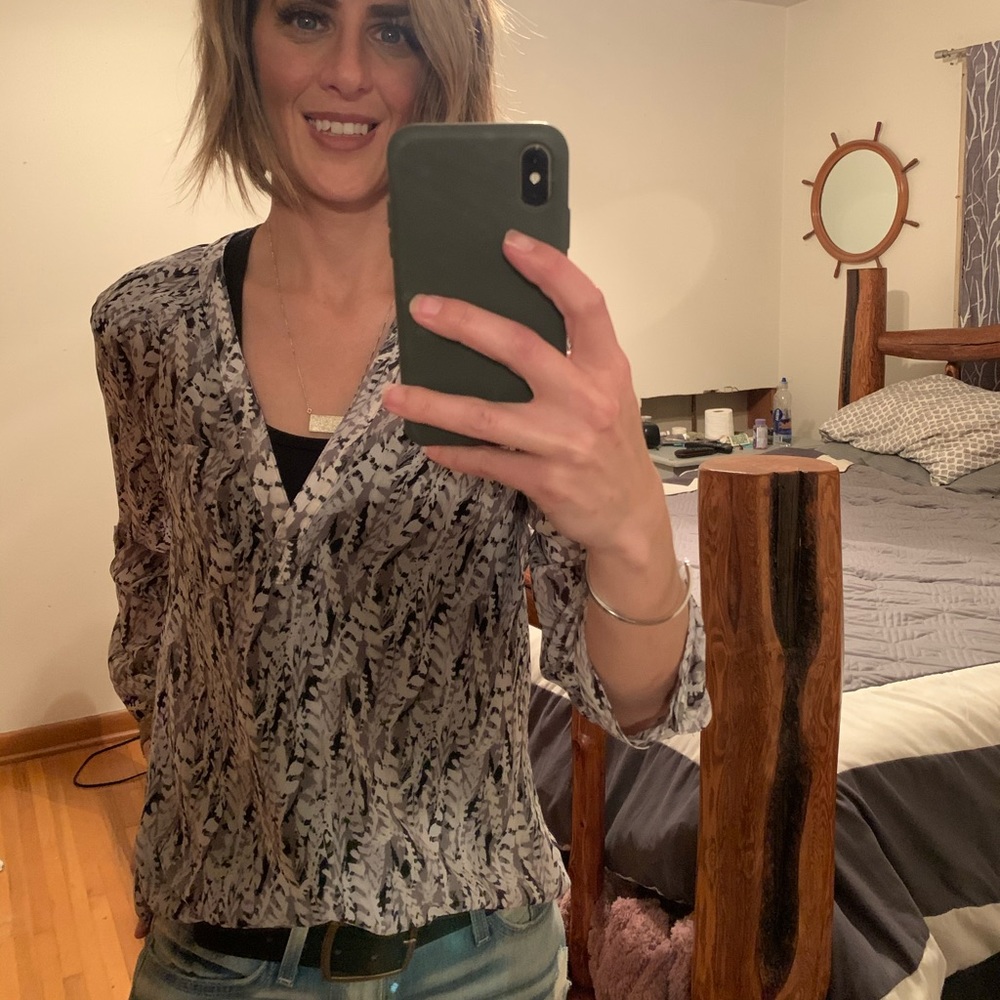 Women’s black/white/grey chiffon vneck top